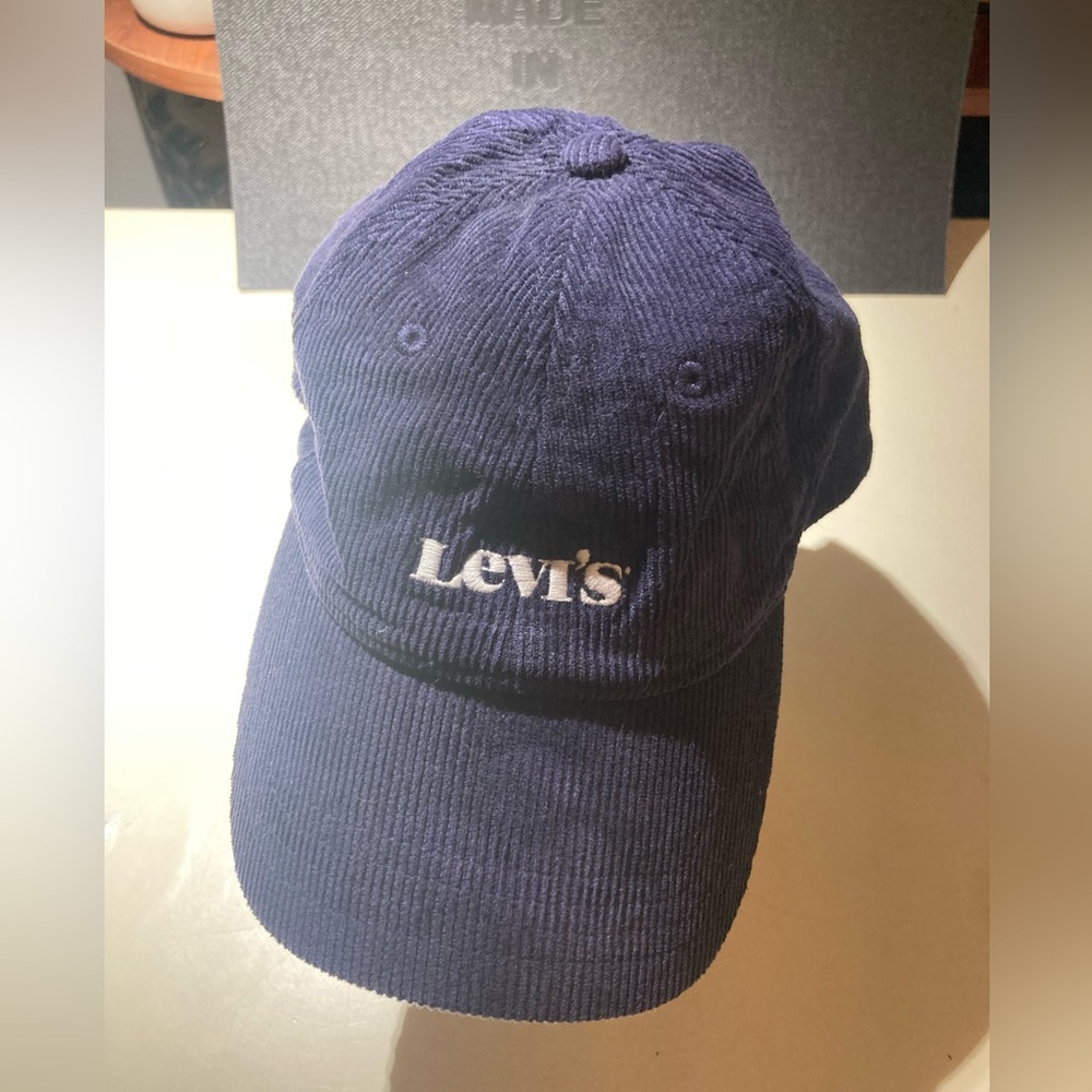 LEVI’s corduroy, snapback hat.